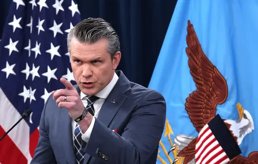 Sekretarz wojny Pete Hegseth podczas konferencji prasowej dotyczącej wojny w Iranie. Arlington, USA. 19 marca 2026 r. // Fot. Win McNamee / Getty Images