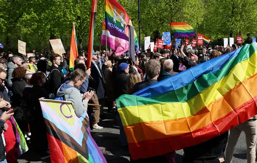 Protest przed Kancelarią Premiera pod hasłem "Żądamy realizacji wyroku TSUE" dotyczącego transkrypcji aktow małżeństw jednoplciowych zawartych za granicą. Warszawa, 25 kwietnia 2026 r. // Fot. Dawid Wolski / East News