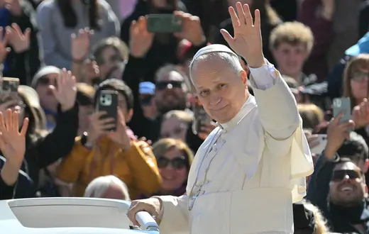 Papież Leon XIV podczas audiencji generalnej na placu Świętego Piotra.Watykan, 8 kwietnia 2026 r. // Fot. Tiziana Fabi / AFP / East News