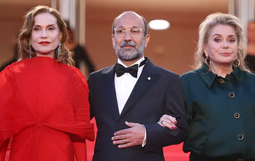 Isabelle Huppert, Asghar Farhadi i Catherine Deneuve podczas pokazu filmu „Historie równoległe” na festiwalu filmowym w Cannes , 14 maja 2026 r. // Fot. Valery Hache / AFP / East News