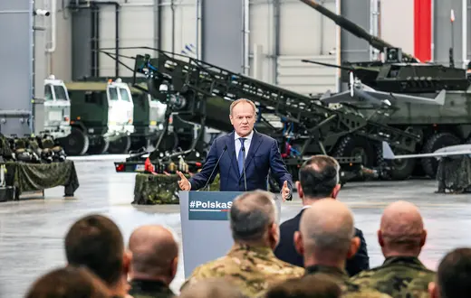 Donald Tusk podczas konferencji prasowej "SAFE - bezpieczna Polska" w zakładach zbrojeniowych PIT‑Radwar w Kobyłce pod Warszawą, 27 lutego 2026 r. // Fot. Jacek Marczewski / Agencja Wyborcza.pl