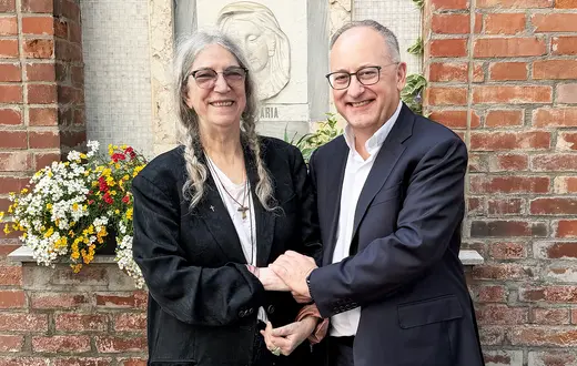 Patti Smith i O. Antonio Spadaro w ogrodzie klasztoru karmelitów bosych w Cannaregio (pawilon Stolicy Apostolskiej na 61. Biennale Sztuki Współczesnej w Wenecji), 8 maja 2026 r. // Fot. archiwum prywatne