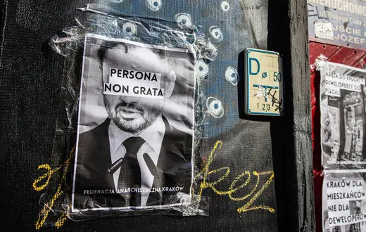 Plakat z podobizną Aleksandra Miszalskiego podczas protestu przeciwko gentryfikacji dzielnicy Kazimierz. 1 marca 2026 r. // Fot. Beata Zawrzel / Reporter