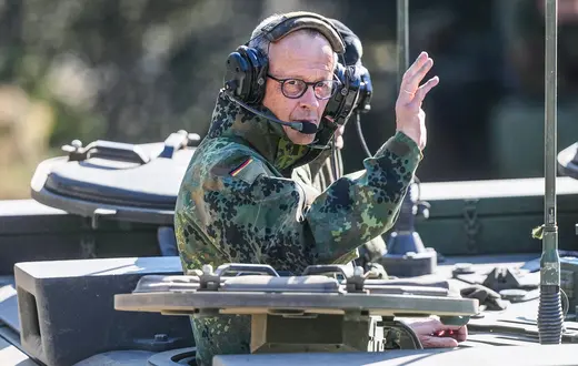 Friedrich Merz chce radykalnie zwiększyć wydatki Niemiec na obronność. Na zdjęciu: kanclerz wizytuje bazę Bundeswehry Münster, 30 kwietnia 2026 r. // Fot. Markus Schreiber / Associated Press / East News