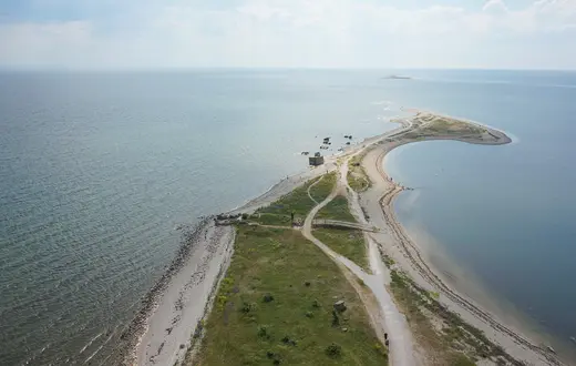 W dobrą pogodę z latarni morskiej Sõrve na południu Saremy w Estoni da się dostrzec brzeg Łotwy // Fot. Adam Robiński