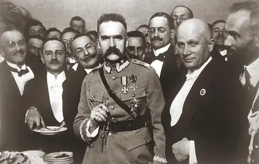 Marszałek Józef Piłsudski (1867–1935) w hotelu Bristol (Warszawa) ogłasza wycofanie się z działalności politycznej. Zdjęcie zrobione w lipcu 1923 roku // Źródło: Wikimedia