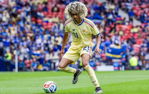 Reprezentant Curacao Tahith Chong w wyjazdowej koszulce swojej drużyny - jednej z najbardziej poszukiwanych przez kibiców tegorocznego mundialu, podczas meczu towarzyskiego ze Szkocją. Glasgow, 30 maja 2026 r. // Fot. Colin Poultney / imago sport / Forum