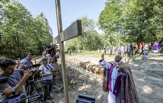 Pogrzeb odnalezionych szczątków ofiar antypolskiej akcji UPA. Dawna wieś Puźniki na historycznym Podolu (obwód tarnopolski), 6 września 2025 r. // Fot. Patryk Ogorzałek / Agencja Wyborcza.pl