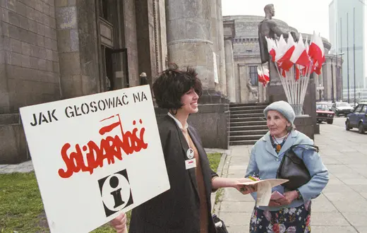 Wybory parlamentarne do Sejmu Kontraktowego. Punkt informacyjny Komitetu Obywatelskiego Solidarność przed Pałacem Kultury i Nauki. Warszawa, 4 czerwca 1989 r. // Fot. Ireneusz Sobieszczuk / PAP