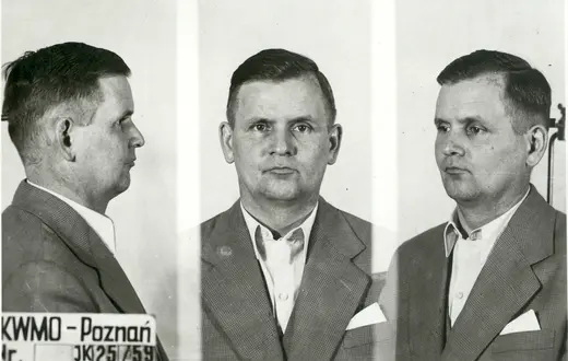 Zdjęcie poety i dziennikarza Konrada Doberschuetza wykonane przez SB tuż po jego aresztowaniu w lutym 1959 r. // IPN