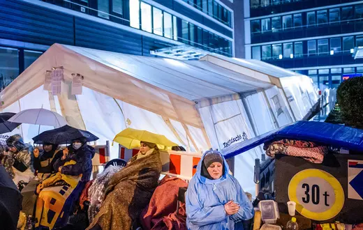 Olga, uciekinierka z Ukrainy, czeka wraz z innymi uchodżcami przed Urzędem ds. Migracji w Hamburgu, 15 marca 2022 r. // Fot. Gregor Fischer / dpa / PAP 