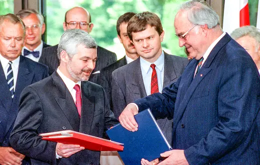 Premier Jan Krzysztof Bielecki oraz kanclerz Niemiec Helmut Kohl podpisują traktat niemiecko-polski o stosunkach między państwami, w tym uznanie obecnych granic. Bonn, 17 czerwca 1991 r. // Fot. Michael Jung / dpa / PAP 