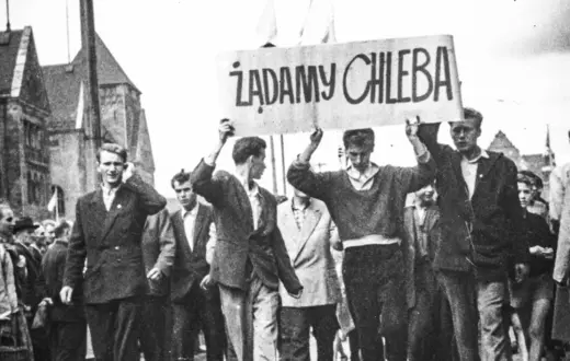 Robotnicy niosący transparent z hasłem „Żądamy chleba”, ul. Czerwonej Armii (dziś ul. Święty Marcin), 28 VI 1956 r. // IPN