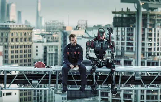 Scena z serialu Westworld (2016-2022), podejmującego tematyką dochodzenia sztucznej inteligencji do świadomości. Aaron Paul jako Caleb Nichols, obok robota George'a, w futurystycznym Los Angeles. // Fot. HBO