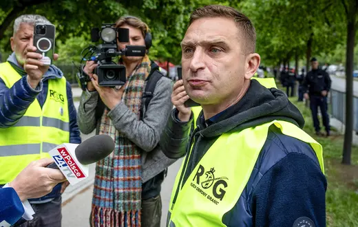 Robert Bąkiewicz przed Kancelarią Prezesa Rady Ministrów. Warszawa, 19 maja 2026 r. // Fot. Tomasz Barański / Reporter