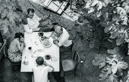 Kawa przy stole w pierwszej siedzibie „Kultury”. Od lewej Zofia Hertz, Zygmunt Hertz, Stanisław Stempowski, tyłem Jerzy Giedroyc. Corneille, 1949 r. // Zbiory Instytutu Literackiego „Kultura”