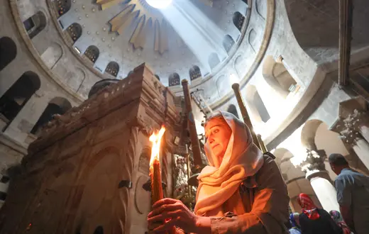 Modlitwa po śmierci papieża Franciszka w Bazylice Grobu Świętego w Jerozolimie, 21 kwietnia 2025 r. // Fot. Saeed Qaq / Anadolu / AFP / East News 