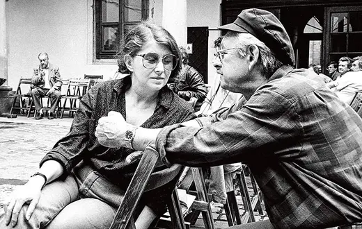 Z Krystyną Zachwatowicz podczas prób do „Zemsty” na dziedzińcu Kolegium Nowodworskiego, Kraków 1986 r. / Fot. Czesław Czapliński / FOTONOVA