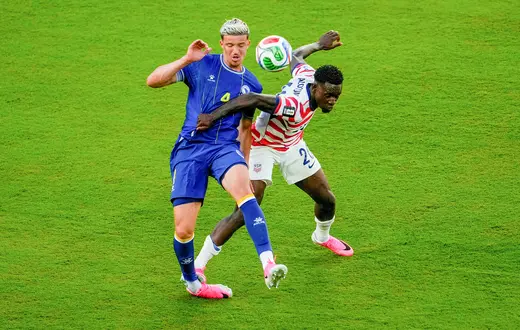 Folarin Balogun fauluje Tarika Muharemovicia w meczu USA-Bośnia (za to wejście obejrzy czerwoną kartkę). Santa Clara, 1 lipca 2026 r. // Fot. Jeff Chiu / AP / East News