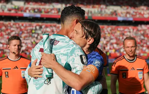 Cristiano Ronaldo i Luka Modrić obejmują się przed meczem 1/16 finału Mistrzostw Świata 2026 pomiędzy Portugalią a Chorwacją. Toronto, 2 lipca 2026 r. // Fot. Patrick Smith / Getty Images