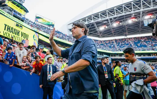 Mauricio Pochettino, selekcjoner reprezentacji USA, schodzi z boiska po porażce z Belgią w 1/8 finału piłkarskich mistrzostw świata 2026. Seattle, 6 lipca 2026 r. // Fot. Henry Rodenburg / Getty Images