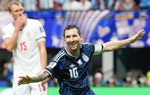 Leo Messi celebruje bramkę Enzo Fernandeza w półfinałowym meczu mundialu między Argentyną i Anglią, Atlanta, 15 lipca 2026 r. // Fot. Rebecca Blackwell / AP / East News