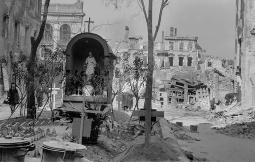 Kapliczka na podwórku przy ul. Złotej 24, sierpień 1944 // Fot. Sylwester Braun „Kris” / ze zbiorów Muzeum Powstania Warszawskiego 