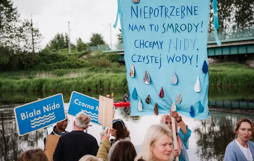 Protest mieszkańców i Sióstr Rzek przeciwko budowie fermy na 5 milionów brojlerów rocznie w otulinie rzeki Nidy na obszarze chronionego krajobrazu. Brzeźno, 31 maja 2026 r. // Fot. Katarzyna Włoch / Nida Otulina