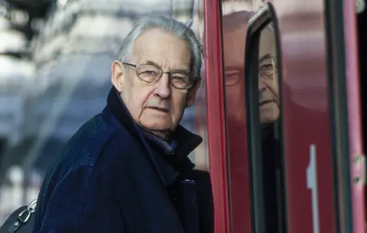 Andrzej Wajda na dworcu w Lyonie, 1 marca 2000 r. // Fot. Catherine Cabrol / Kipa / Sygma / Getty Images