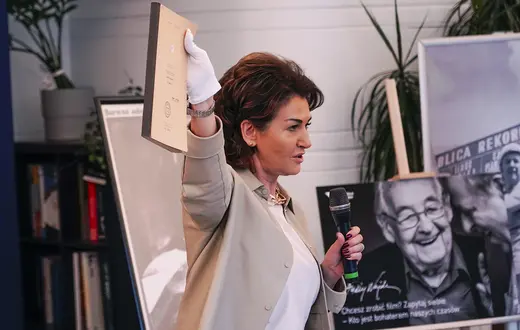 Beata Stelmach, Prezeska Zarządu Totalizatora Sportowego, prezentuje niezrealizowany scenariusz filmu Andrzeja Wajdy. Totalizator Sportowy jest Patronem Roku Wajdy 2026. // Fot. materiały prasowe
