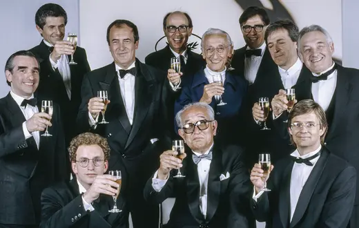 Andrzej Wajda (po prawej) z reżyserami – laureatami Złotej Palmy w Cannes, 1990 r. Wznoszą szampana ku czci Akiro Kurosawy (w pierwszy rzędzie w środku). M. in. od lewej Martin Scorsese, Claude Lelouch, Costa-Gavras w okularach i siwy Louis Malle. W dolnym rzędzie młody Steven Soderbergh, Kurosawa i Bille August // Fot. Micheline Pelletier / Sygma / Getty Images