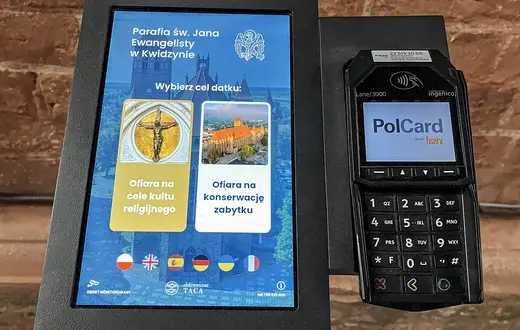 Terminal płatniczy na datki kościelne w katedrze św. Jana Ewangelisty w Kwidzynie // Fot. Marta Błażejowska / Agencja Wyborcza.pl