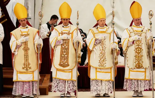 Od lewej: Marc Hanappier, Michel Poinsinet de Sivry, Michael Goldade i Pascal Schreiber, nowo konsekrowani biskupi lefebrystycznego Bractwa Kapłańskiego św. Piusa X, po ceremonii konsekracji w Écône w Szwajcarii, 1 lipca 2026 r. Następnego dnia Watykan uznał konsekracje za akt schizmatycki i ogłosił ekskomunikę nowych biskupów.