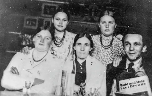 Góralska rodzina z Furcówki z ukrywającym się u nich w czasie wojny Żydem. / ZE ZBIORÓW TADEUSZA MORAWY