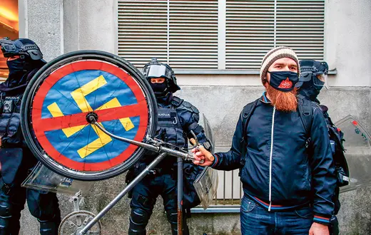 Aby uniknąć mandatu za udział w zakazanym zgromadzeniu, niektórzy organizują protesty rowerowe. Nie zawsze to pomaga. Na zdjęciu: antyrządowy protest w Lublanie, kwiecień 2021 r. / BORUT ZIVULOVIC / Reuters / Forum