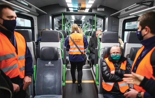 Kontrola inspektorów Urzędu Transportu Kolejowego w pociągu Kolei Małopolskich na trasie Kraków–Skawina. Kraków, 17 stycznia 2023 r. / ŁUKASZ GĄGULSKI / PAP