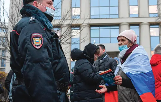 Protest przed moskiewskim sądem rejonowym, który tego dnia debatował nad zamknięciem Centrum Praw Człowieka Memoriału. Moskwa, 29 listopada 2021 r. / ILYA PITALEV / AFP