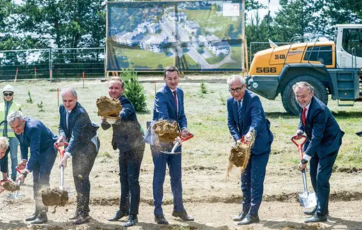 Premier Mateusz Morawiecki podczas inauguracji budowy 171 mieszkań na wynajem w ramach rządowego programu Mieszkanie Plus. Gdynia, lipiec 2017 r. / ŁUKASZ DEJNAROWICZ / FORUM