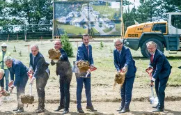 Premier Mateusz Morawiecki podczas inauguracji budowy 171 mieszkań na wynajem w ramach rządowego programu Mieszkanie Plus. Gdynia, lipiec 2017 r.  / ŁUKASZ DEJNAROWICZ / FORUM