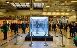 „Budka izolacyjna” na Paddington Station – akcja społeczna zwracająca uwagę na poczucie osamotnienia osób, u których zdiagnozowano nieuleczalną chorobę. Londyn, luty 2015 r. / LEON NEAL / AFP / EAST NEWS