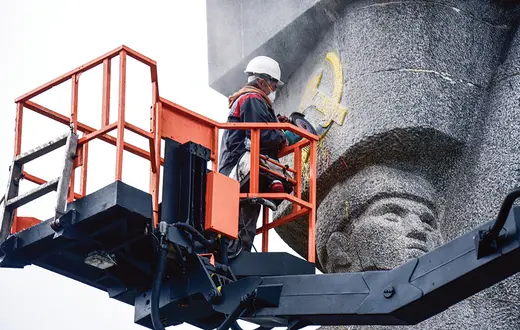 Usuwanie sierpa i młota z Pomnika Wdzięczności Armii Czerwonej, Olsztyn, listopad 2022 r. / ROBERT ROBASZEWSKI / AGENCJA WYBORCZA.PL