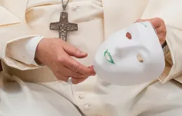 Papież Franciszek z maską otrzymaną od uczniów. Watykan, listopad 2021 r. / GREGORIO BORGIA / AP / EAST NEWS