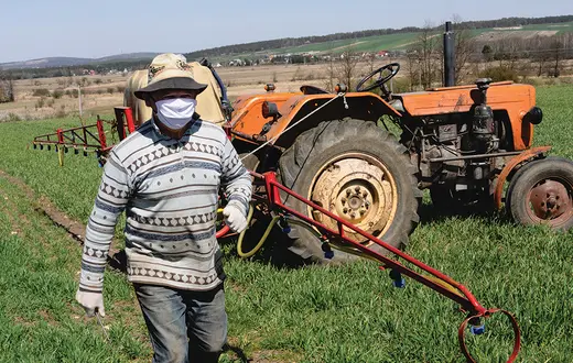 Stosowanie pestycydów to codzienność każdego rolnika. W zależności od uprawy liczba zabiegów waha się od 10 do nawet 30 w ciągu każdego roku. Rolnicy w ciągu życia mogą być narażeni na kilkaset toksycznych substancji. Woj. świętokrzyskie, 2020 r. / GRAŻYNA MAKARA
