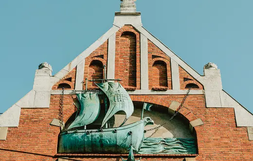 Dom Pod Globusem – monumentalna fasada z okrętem (od ul. Długiej). Kraków, luty 2021 r. / K. SCHUBERT / MIK / MATERIAŁY PRASOWE