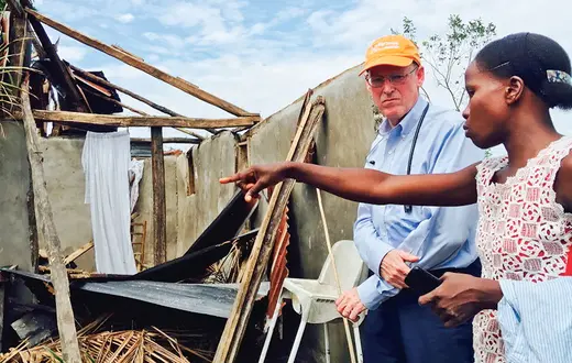 Paul Farmer, współzałożyciel Partners in Health odwiedził Haiti, gdzie jego grupa pracowała nad poprawą opieki zdrowotnej w następstwie huraganu Matthew. Haiti, Les Cayes, 2016 r. / LIZ CAMPA / MATERIAŁY PRASOWE PARTNERS IN HEALTH