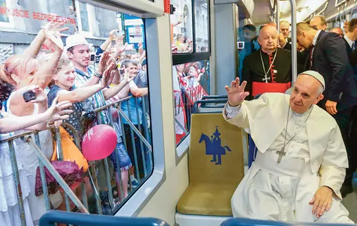 Papież Franciszek w krakowskim tramwaju, Światowe Dni Młodzieży, lipiec 2016 r. / STEFANO RELLANDINI / AFP / EAST NEWS
