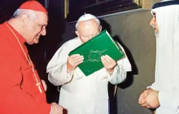 Jan Paweł II całuje Koran, Watykan, 22 maja 1999 r. / EAST NEWS