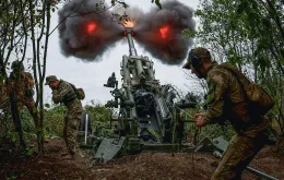 Na linii frontu w obwodzie charkowskim.  Żołnierze ukraińscy wystrzeliwują pocisk z amerykańskiej haubicy M777. Ukraina, 21 lipca 2022 r.   / GLEB GARANICH / REUTERS / FORUM