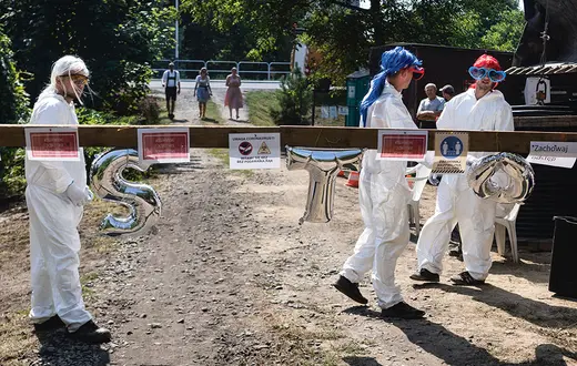 Jaki czas, taki obyczaj: epidemiczna brama weselna, Munina k. Jarosławia, sierpień 2020 r. / GRAŻYNA MAKARA