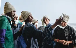Radość i nadzieja – pierwsze chwile migrantów na pokładzie statku ratunkowego „Geo Barents”. Morze Śródziemne, ok. 25 mil morskich od wybrzeży Libii. 7 stycznia 2023 r. / MARCIN ŻYŁA